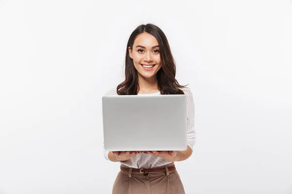 Retrato Feliz Asiático Empresária Segurando Laptop Computador Isolado Sobre Fundo — Fotografia de Stock