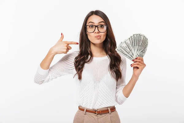 Retrato Uma Mulher Negócios Asiática Confusa Apontando Para Notas Dinheiro — Fotografia de Stock
