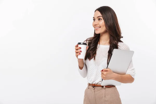 Retrato Una Sonriente Mujer Negocios Asiática Llevando Computadora Portátil Taza — Foto de Stock