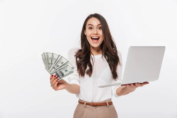 Portrait Excited Asian Businesswoman Showing Money Banknotes While Holding Laptop — Stock Photo, Image