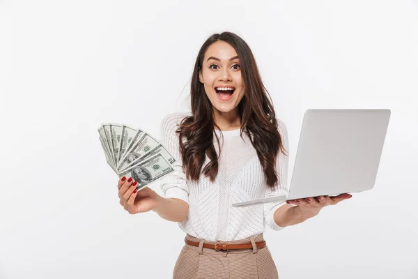 Retrato Una Mujer Negocios Asiática Emocionada Mostrando Billetes Dinero Mientras —  Fotos de Stock