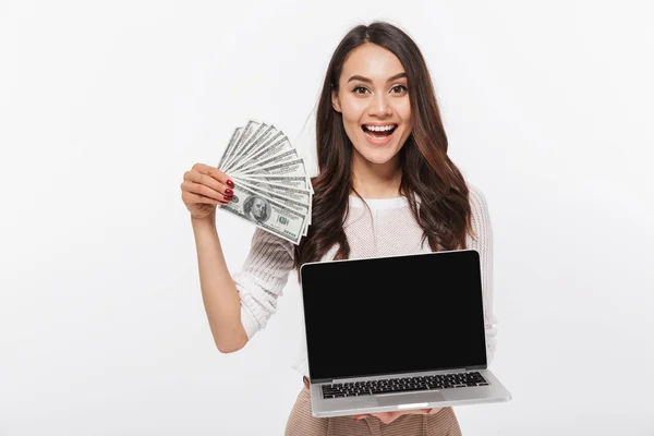 Retrato Alegre Ásia Empresária Mostrando Dinheiro Notas Enquanto Segurando Branco — Fotografia de Stock