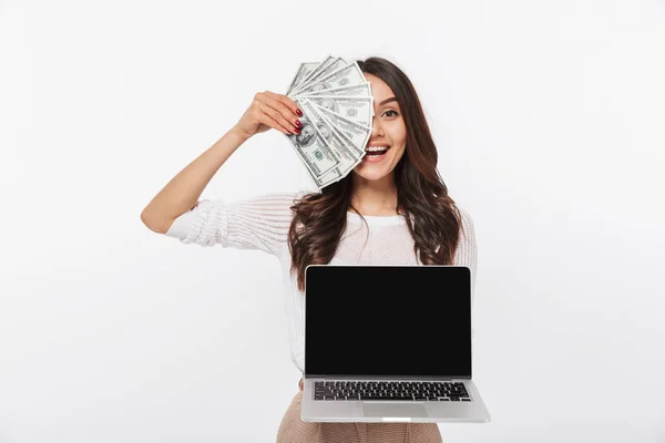 Retrato Alegre Ásia Empresária Mostrando Dinheiro Notas Enquanto Segurando Branco — Fotografia de Stock