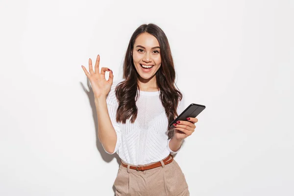 Retrato Una Encantadora Mujer Negocios Asiática Sosteniendo Teléfono Móvil Mostrando — Foto de Stock