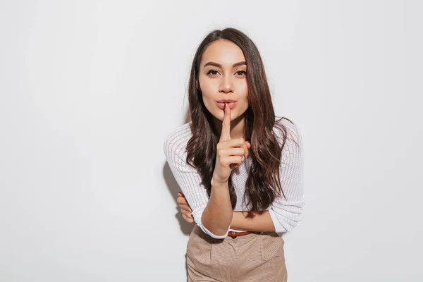 Retrato Una Bonita Mujer Negocios Asiática Mostrando Gesto Silencio Aislado — Foto de Stock