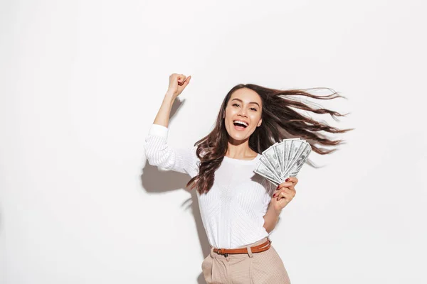 Retrato Uma Jovem Mulher Negócios Asiática Feliz Mostrando Notas Dinheiro — Fotografia de Stock