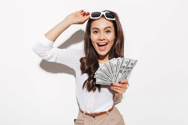 Retrato Una Alegre Joven Empresaria Asiática Gafas Sol Mostrando Billetes —  Fotos de Stock