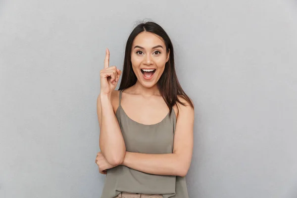 Portrait Excited Asian Woman Pointing Finger Isolated Gray Background — Stock Photo, Image