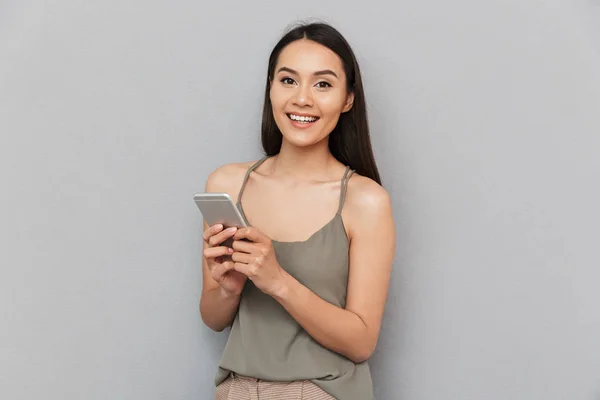 Retrato Uma Mulher Asiática Alegre Segurando Telefone Celular Olhando Para — Fotografia de Stock