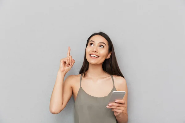 Retrato Uma Mulher Asiática Animado Segurando Telefone Celular Apontando Dedo — Fotografia de Stock