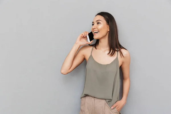 Retrato Uma Mulher Asiática Alegre Falando Telefone Celular Olhando Para — Fotografia de Stock