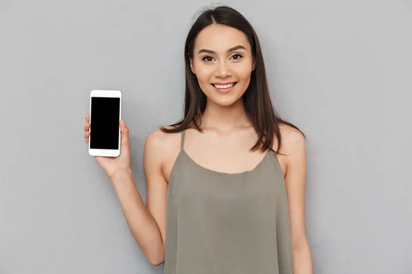 Retrato Una Hermosa Mujer Asiática Mostrando Pantalla Blanco Teléfono Móvil — Foto de Stock