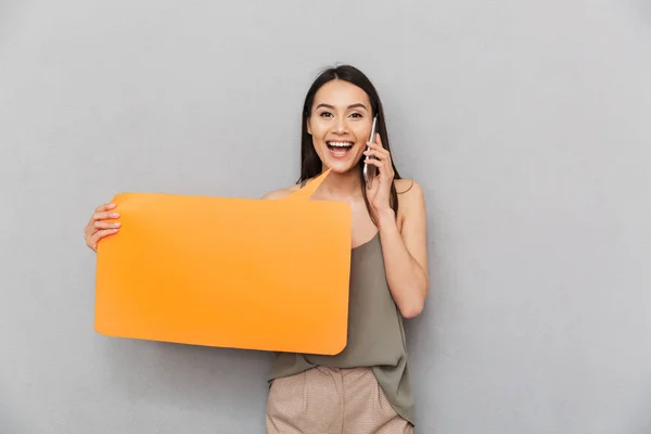 Retrato Una Mujer Asiática Alegre Sosteniendo Burbuja Habla Blanco Hablando —  Fotos de Stock