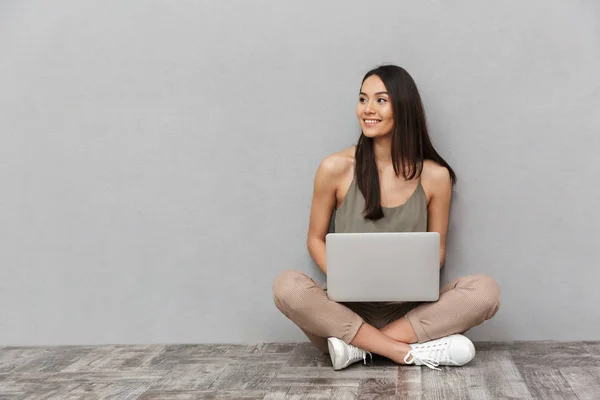 Retrato Uma Mulher Asiática Sorridente Sentada Chão Com Computador Portátil — Fotografia de Stock