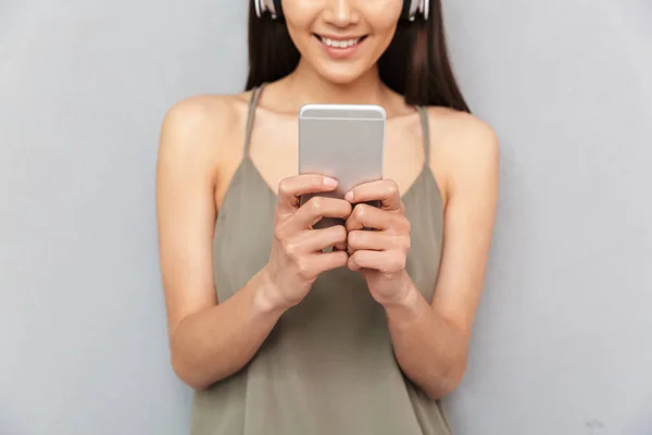 Imagen Recortada Una Mujer Asiática Feliz Con Auriculares Utilizando Teléfono — Foto de Stock
