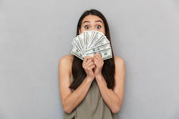 Retrato Una Mujer Asiática Conmocionada Sosteniendo Billetes Dinero Mirando Cámara — Foto de Stock