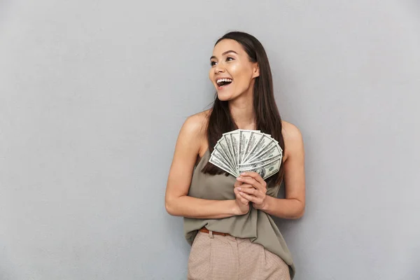 Retrato Una Mujer Asiática Riendo Sosteniendo Billetes Dinero Mirando Hacia — Foto de Stock