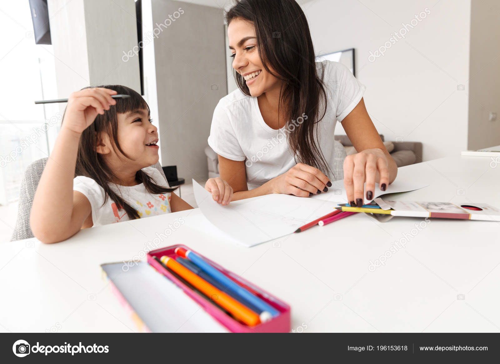 Uma Família Asiática Com Crianças Desenho E Pintura Na Mesa Na