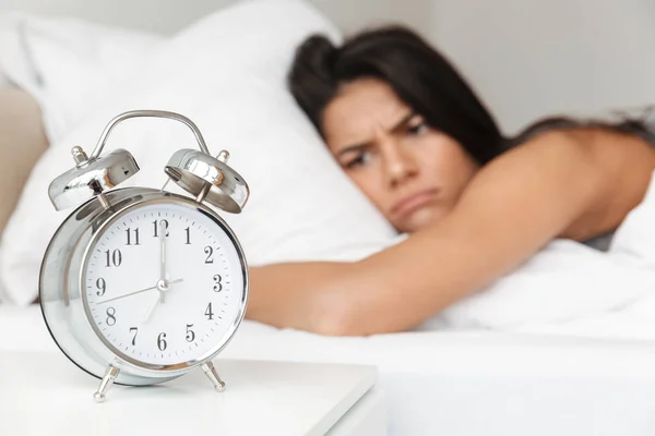 Image Frustrated Woman 20S Lying Bed Pillow Looking Ringing Alarm — Stock Photo, Image