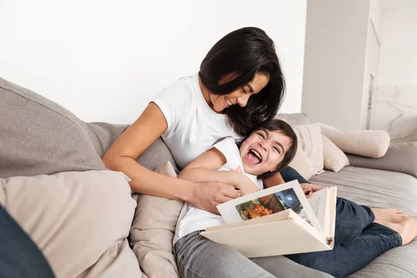 Portret Van Gelukkige Vrouw Met Haar Dochtertje Stoeien Plezier Tijdens — Stockfoto