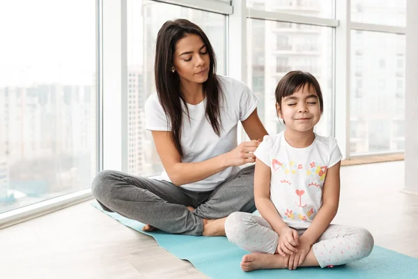 Retrato Hermosa Familia Madre Hijo Pasando Tiempo Juntos Haciendo Deportes — Foto de Stock