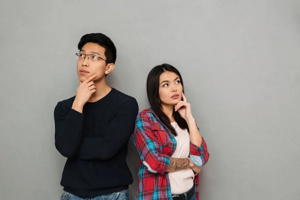 Bilden Tänkande Allvarliga Unga Asiatiska Älskande Par Står Isolerade Över — Stockfoto