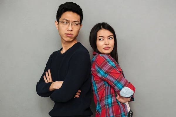 Bilden Missnöjd Unga Asiatiska Älskande Par Står Isolerade Över Grå — Stockfoto