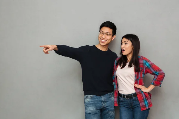 Bild Glada Unga Asiatiska Älskande Par Står Isolerade Över Grå — Stockfoto