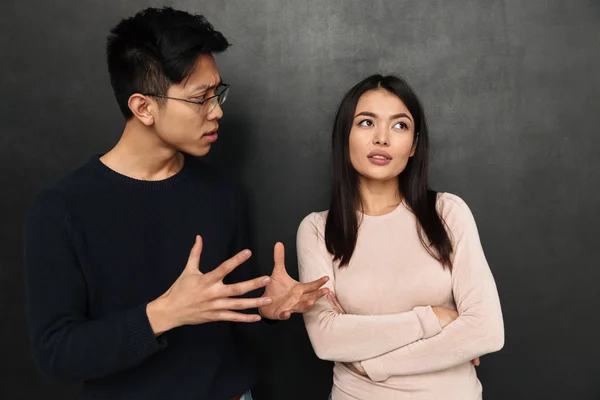 Verwirrte Asiatin Die Mit Verschränkten Armen Wegschaut Während Ihr Freund — Stockfoto