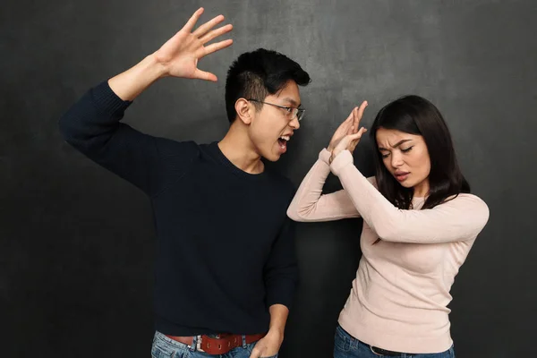 Preoccupato Donna Asiatica Che Copre Mentre Suo Fidanzato Cercando Calciare — Foto Stock