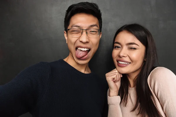 Funny Glad Asiatiska Par Poserar Tillsammans Och Göra Selfie Samtidigt — Stockfoto