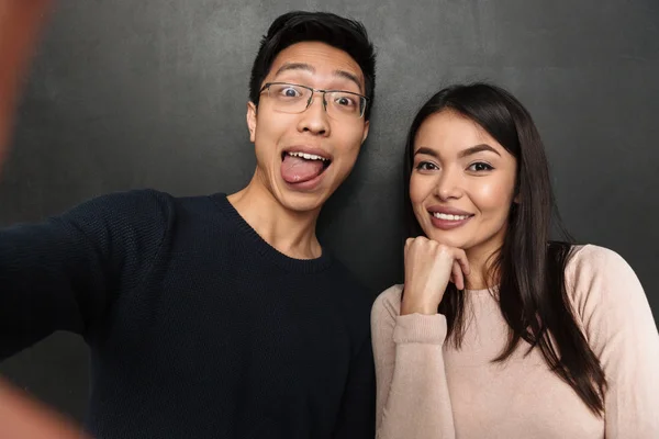 Rolig Joyful Asiatiska Par Poserar Tillsammans Och Göra Selfie Samtidigt — Stockfoto