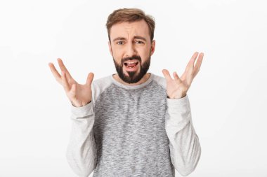 Beyaz duvar arka plan üzerinde izole memnun çığlık atan genç adam fotoğrafı.