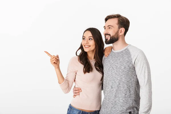 Image Joyeux Jeune Couple Amoureux Isolé Sur Fond Mur Blanc — Photo