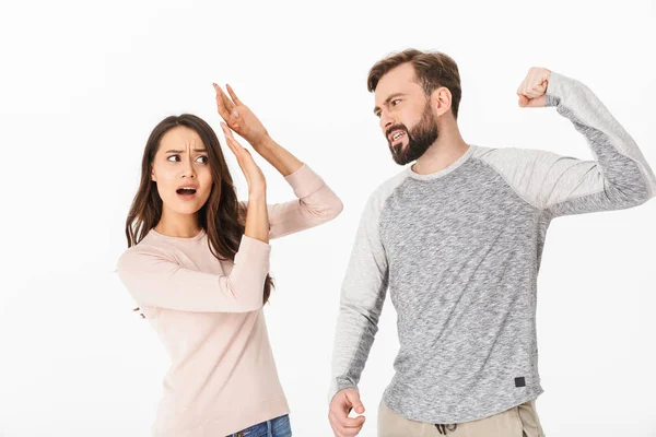 Imagem Jovem Irritado Isolado Sobre Fundo Parede Branca Tentar Bater — Fotografia de Stock