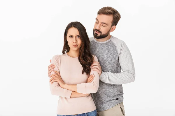 Imagem Jovem Casal Amoroso Descontente Isolado Sobre Briga Fundo Parede — Fotografia de Stock