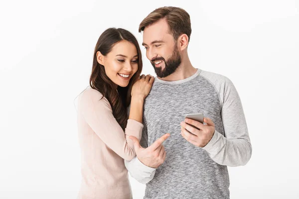 Imagem Feliz Jovem Casal Amoroso Isolado Sobre Fundo Parede Branca — Fotografia de Stock