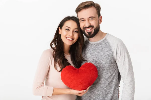 Foto Feliz Joven Pareja Amorosa Pie Aislado Sobre Fondo Blanco — Foto de Stock