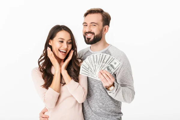 Foto Feliz Jovem Casal Amoroso Isolado Sobre Fundo Branco Segurando — Fotografia de Stock