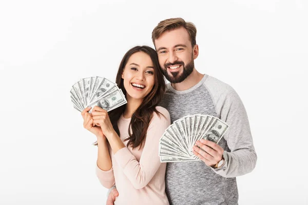 照片的幸福年轻的情侣站在白色背景 持有钱隔离 — 图库照片