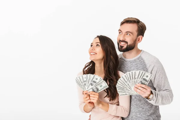 照片的幸福年轻的情侣站在白色背景 持有钱隔离 — 图库照片