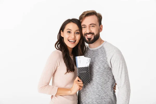 Foto Alegre Jovem Casal Amoroso Isolado Sobre Fundo Branco Segurando — Fotografia de Stock