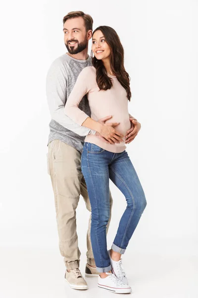 Χαρούμενος Νεαρός Άνδρας Στέκεται Έγκυος Γυναίκα Του Απομονωθεί Λευκό Φόντο — Φωτογραφία Αρχείου