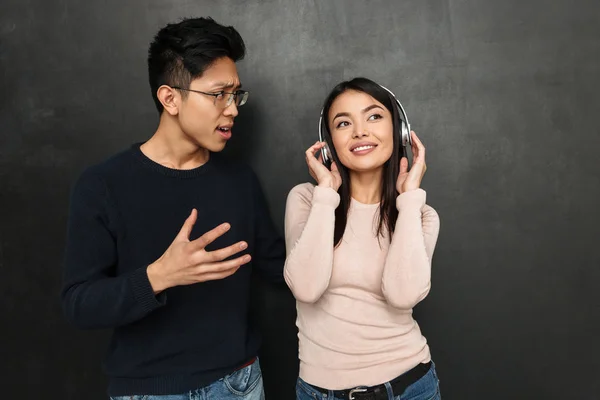 Leende Sorglös Asiatisk Kvinna Musik Genom Hörlurar När Står Med — Stockfoto