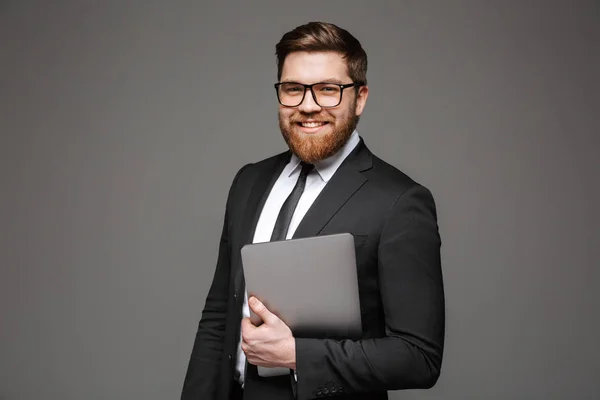 Retrato Jovem Empresário Feliz Vestido Terno Segurando Computador Portátil Olhando — Fotografia de Stock