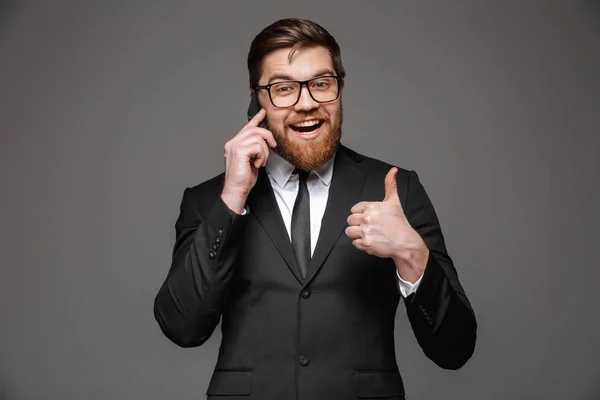 Retrato Joven Empresario Feliz Vestido Traje Hablando Por Teléfono Móvil —  Fotos de Stock