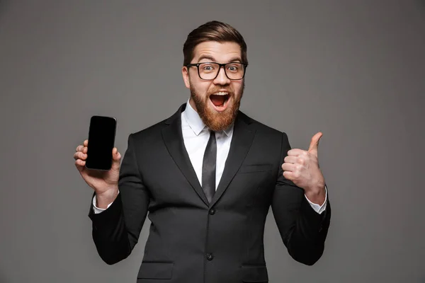 Portret Szczęśliwy Młody Biznesmen Ubrany Garnitur Wyświetlono Pusty Ekran Telefon — Zdjęcie stockowe