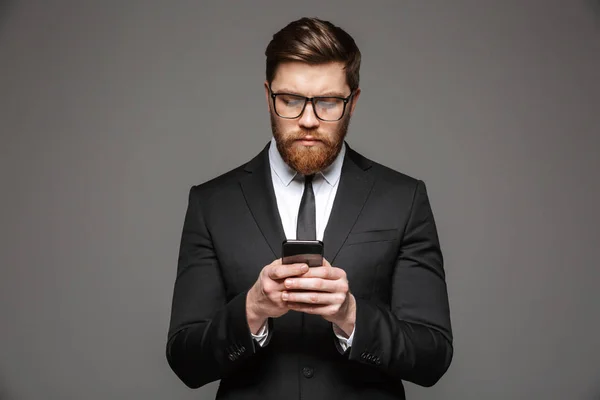 Portret Pewnie Młody Biznesmen Ubrany Garnitur Pomocą Telefonu Komórkowego Białym — Zdjęcie stockowe