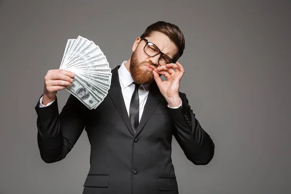 Retrato Jovem Empresário Confiante Vestido Terno Mostrando Notas Dinheiro Isoladas — Fotografia de Stock