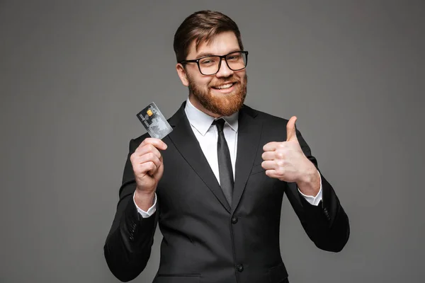 Retrato Joven Empresario Feliz Sosteniendo Tarjeta Crédito Mostrando Los Pulgares — Foto de Stock